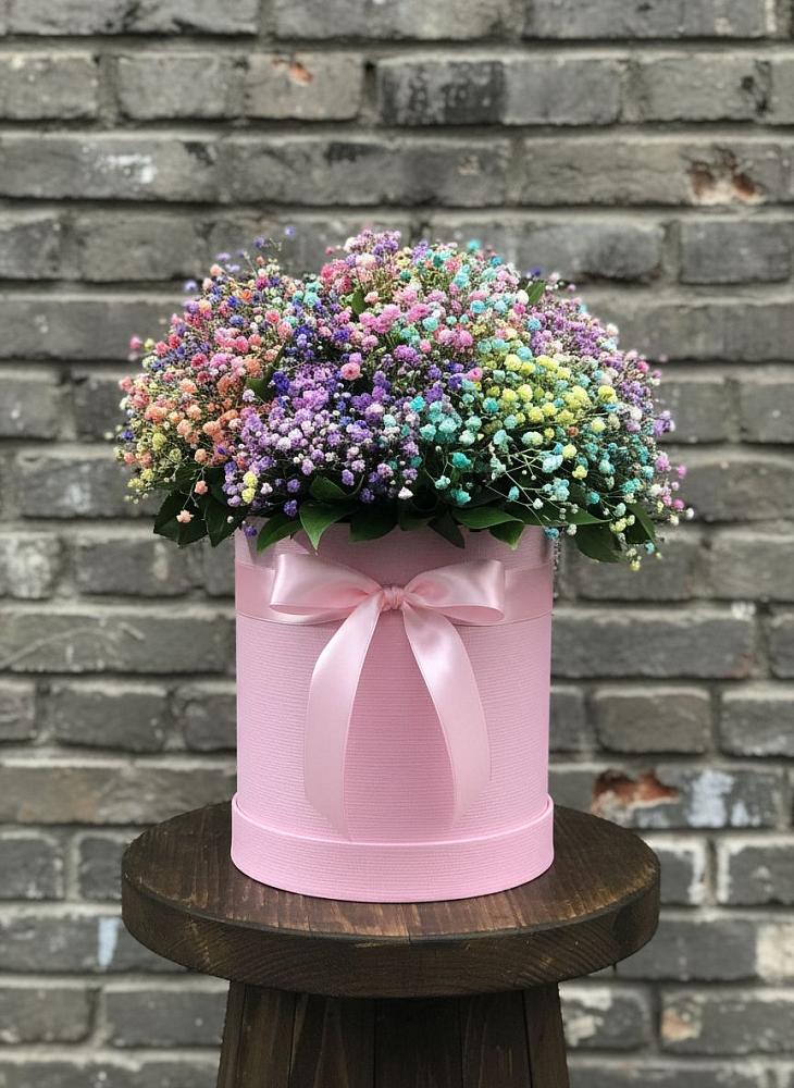 Цветочная композиция из Гипсофила и Розы в шляпной коробке в Фуньково