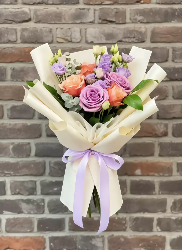 Букет цветов из: Лизиантусы и Розы в Фуньково