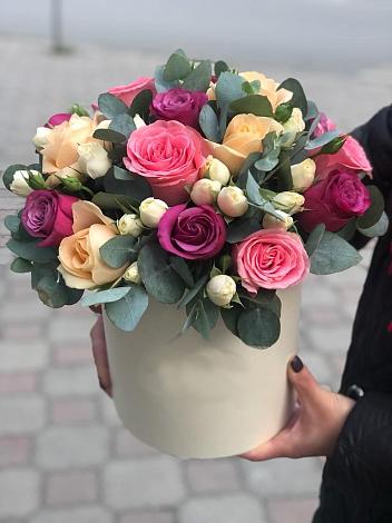 Цветочная композиция из Розы в шляпной коробке в Фуньково