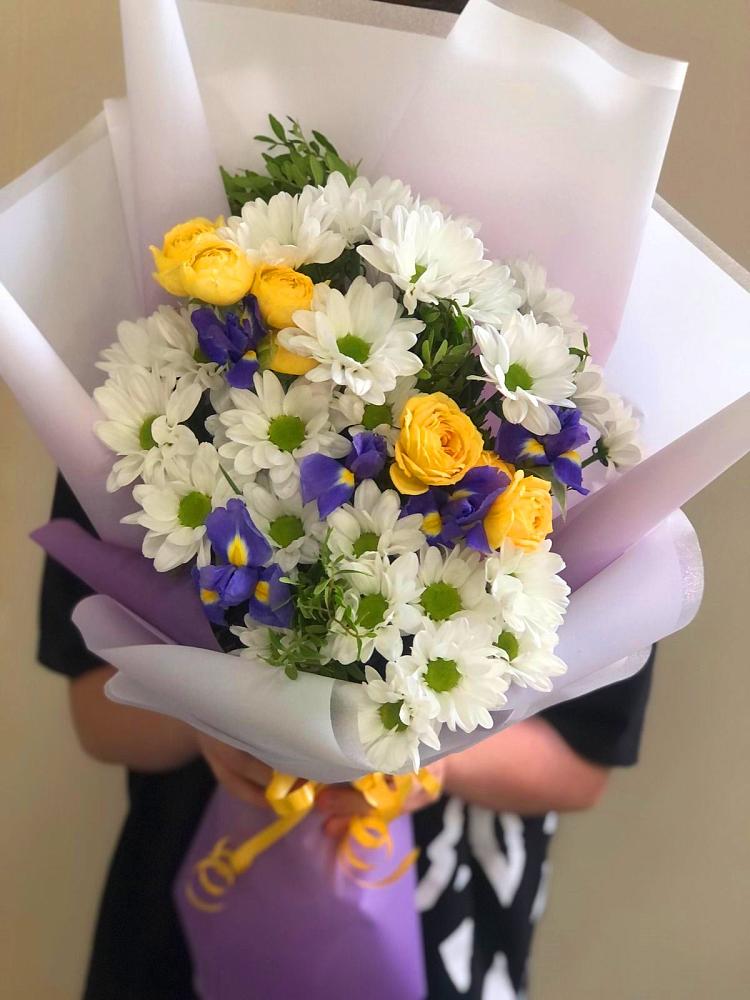 Букет цветов из: Ирисы, Хризантемы и Розы в Фуньково