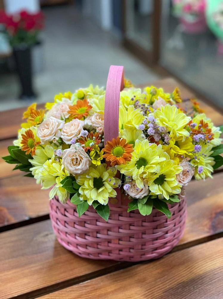 Цветочная композиция из Хризантемы и Розы в корзине в Фуньково