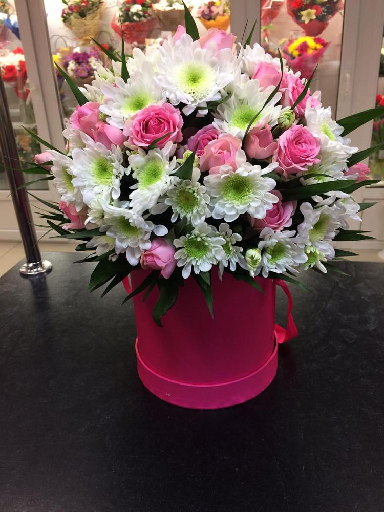 Цветочная композиция из Розы и Хризантемы в шляпной коробке в Фуньково