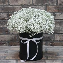 Цветочная композиция из Гипсофила в шляпной коробке в Фуньково