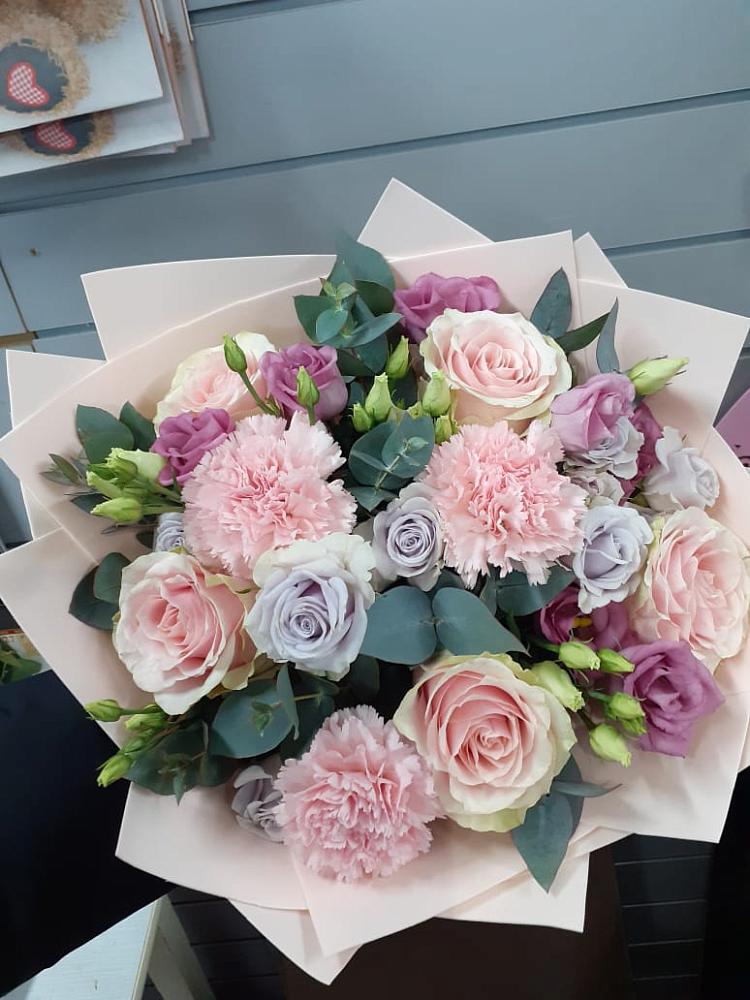 Букет цветов из: Розы, Гвоздики и Лизиантусы в Фуньково