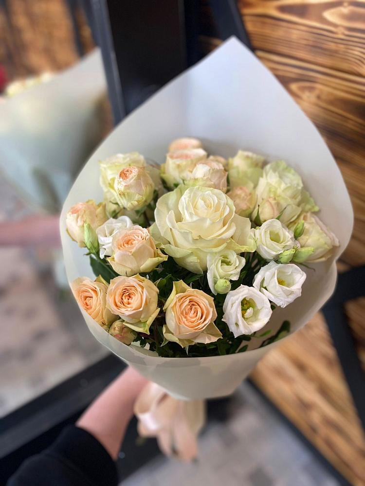 Букет цветов из: Розы и Лизиантусы в Фуньково